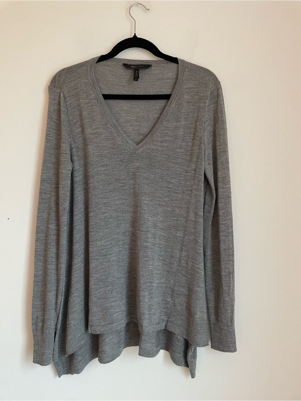 BCBG Max Azaria 100% Merino Wool Gray V Neck Sweater Size M Neutral Fall